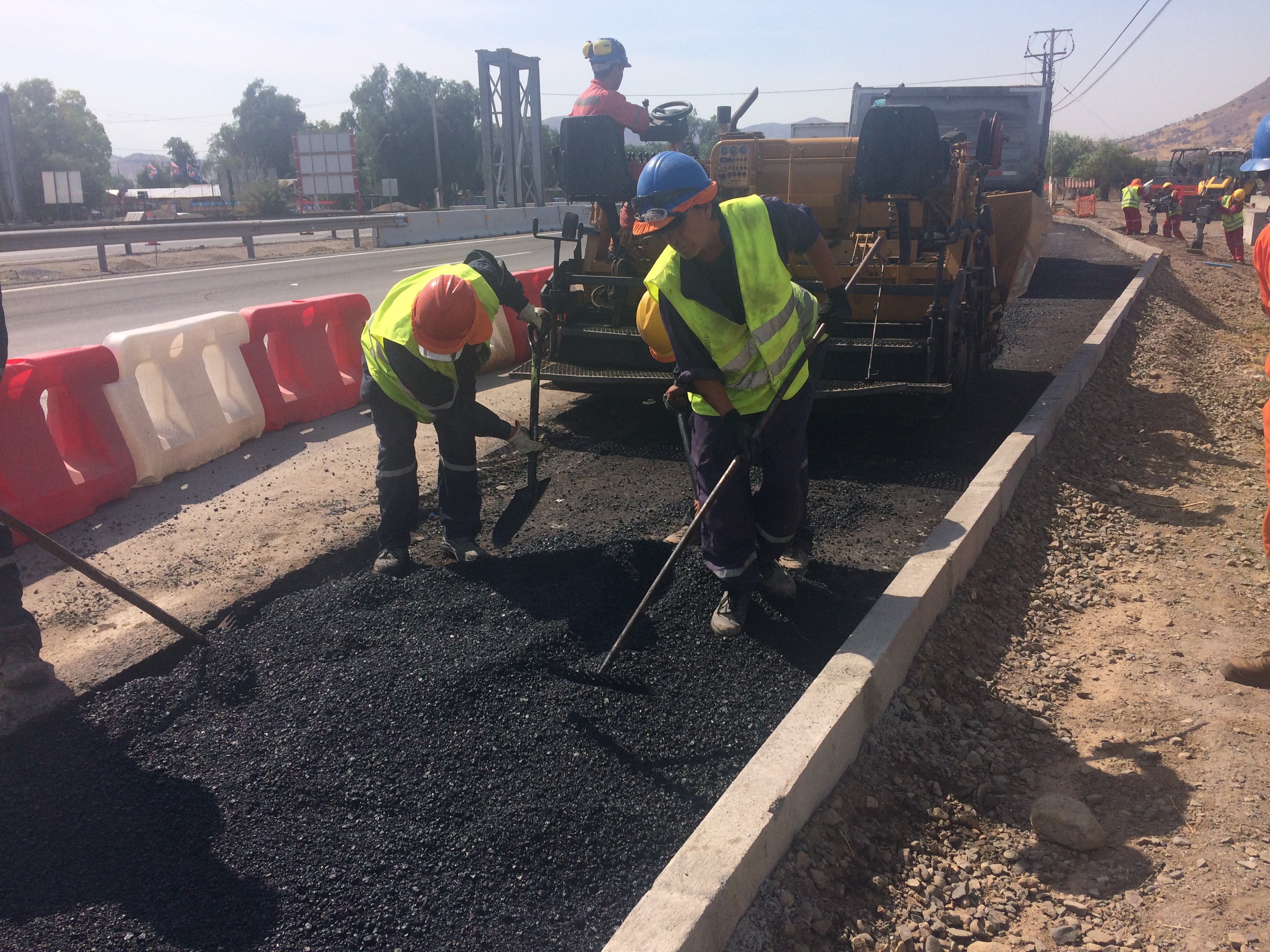 Extensión de mezcla asfáltica en obra vial